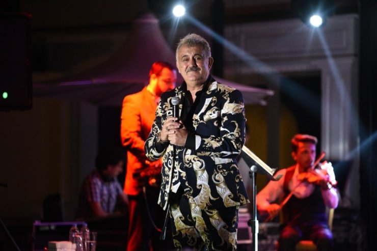 Safiye Soyman oğlunu görünce gözyaşlarını tutamadı