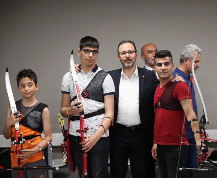 Bakan Kasapoğlu, Konya’da sporcularla bir araya geldi