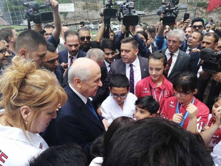 MHP Genel Başkanı Devlet Bahçeli, Karagümrük Spor Kulübü’nü ziyaret etti