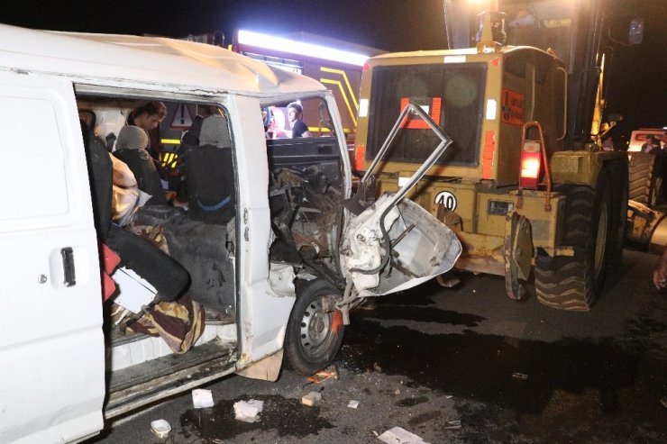Aksaray’da minibüs greydere çarptı: 3’ü çocuk 7 yaralı