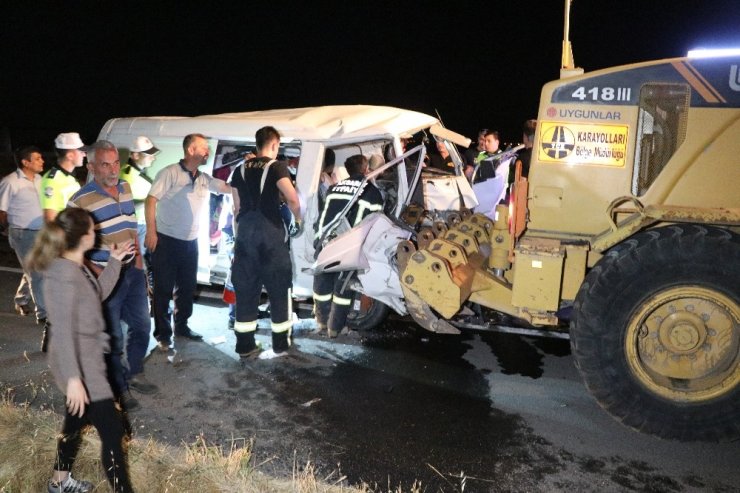 Aksaray’da minibüs greydere çarptı: 3’ü çocuk 7 yaralı