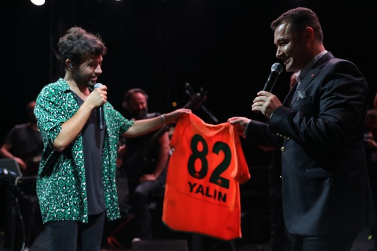 Yalın Alanya’da hayranlarıyla buluştu