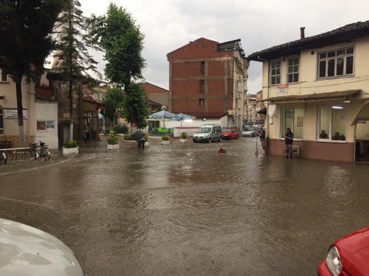 Bursa’da yağmur hayatı felç etti