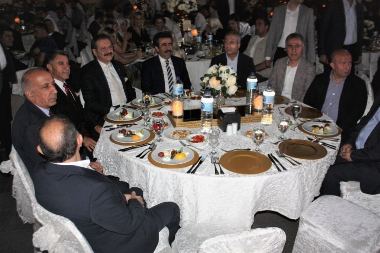 İş ve siyaset dünyasını bir araya getiren düğün