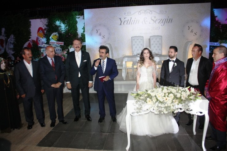 İş ve siyaset dünyasını bir araya getiren düğün