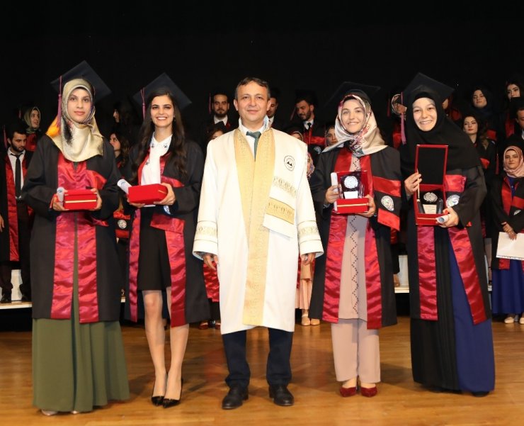 ERÜ Eczacılık Fakültesi’nde mezuniyet heyecanı