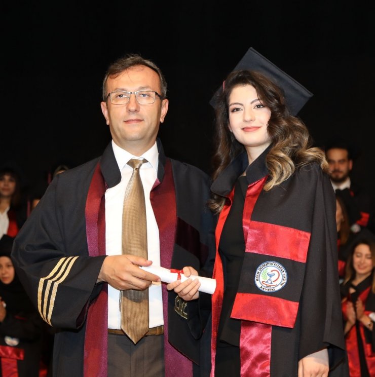 ERÜ Eczacılık Fakültesi’nde mezuniyet heyecanı
