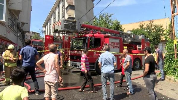 Gaziosmanpaşa'da çatı yangını; 200 güvercin telef oldu