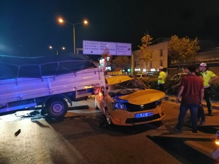 İzmir’de zincirleme kaza 4 yaralı