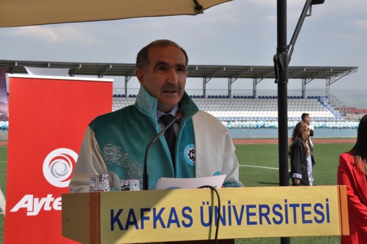 Kafkas Üniversitesi’nde mezuniyet sevinci