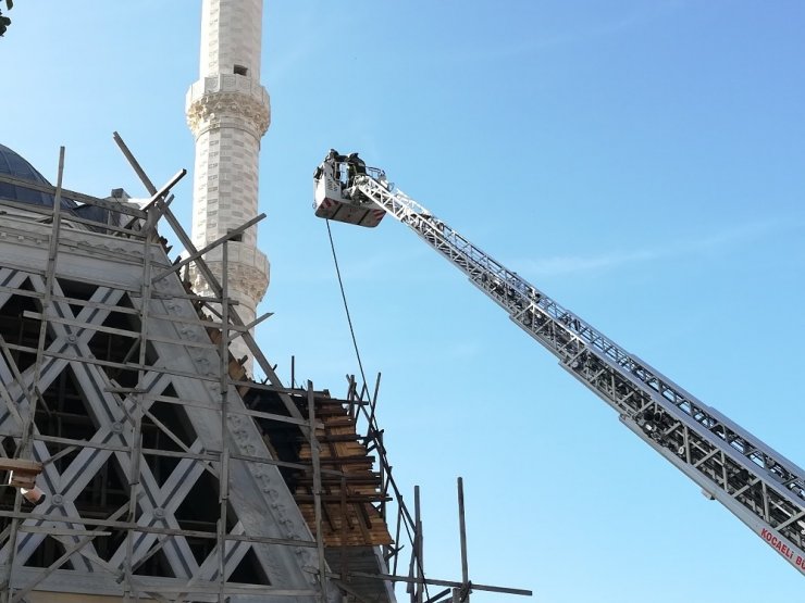 Cami inşaatında çıkan yangın paniğe neden oldu