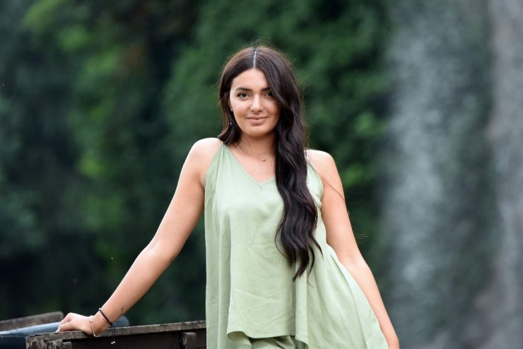 Karadeniz’in minik kuşu hem güzelliği hem de sesi ile dikkat çekiyor