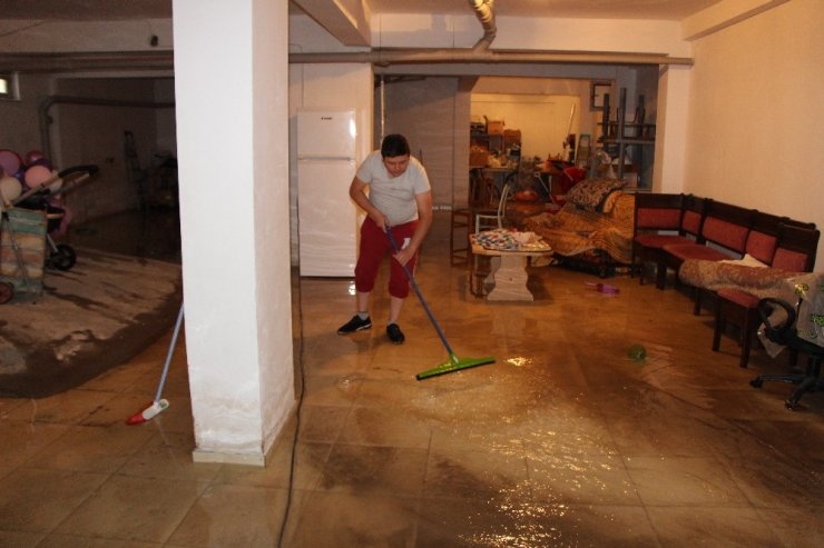 Eskişehir’de evleri su bastı