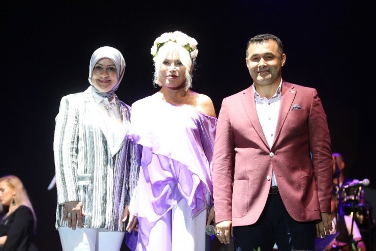 Ajda Pekkan, Alanya’da hayranlarını coşturdu