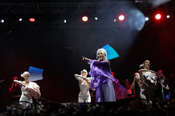 Ajda Pekkan, Alanya’da hayranlarını coşturdu