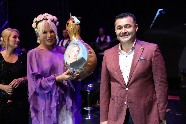 Ajda Pekkan, Alanya’da hayranlarını coşturdu