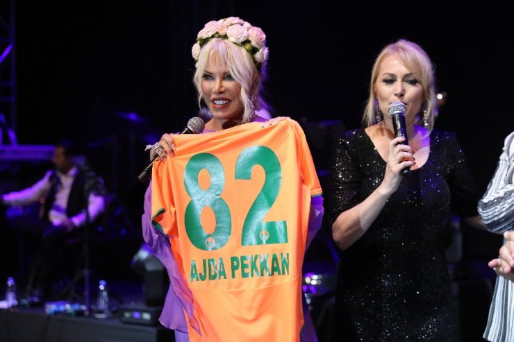 Ajda Pekkan, Alanya’da hayranlarını coşturdu