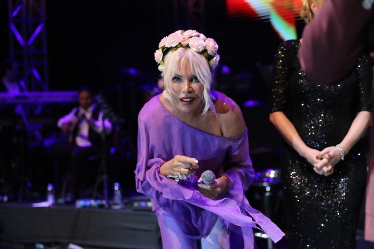 Ajda Pekkan, Alanya’da hayranlarını coşturdu