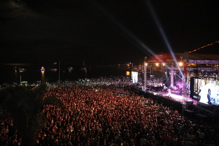 Ajda Pekkan, Alanya’da hayranlarını coşturdu