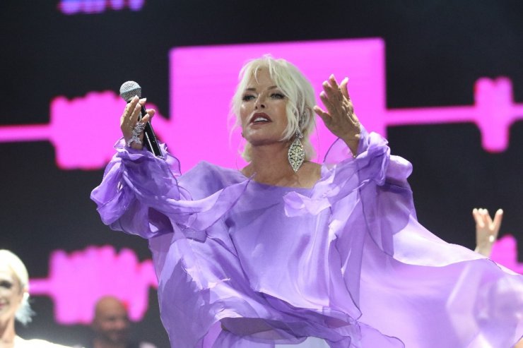 Ajda Pekkan, Alanya’da hayranlarını coşturdu