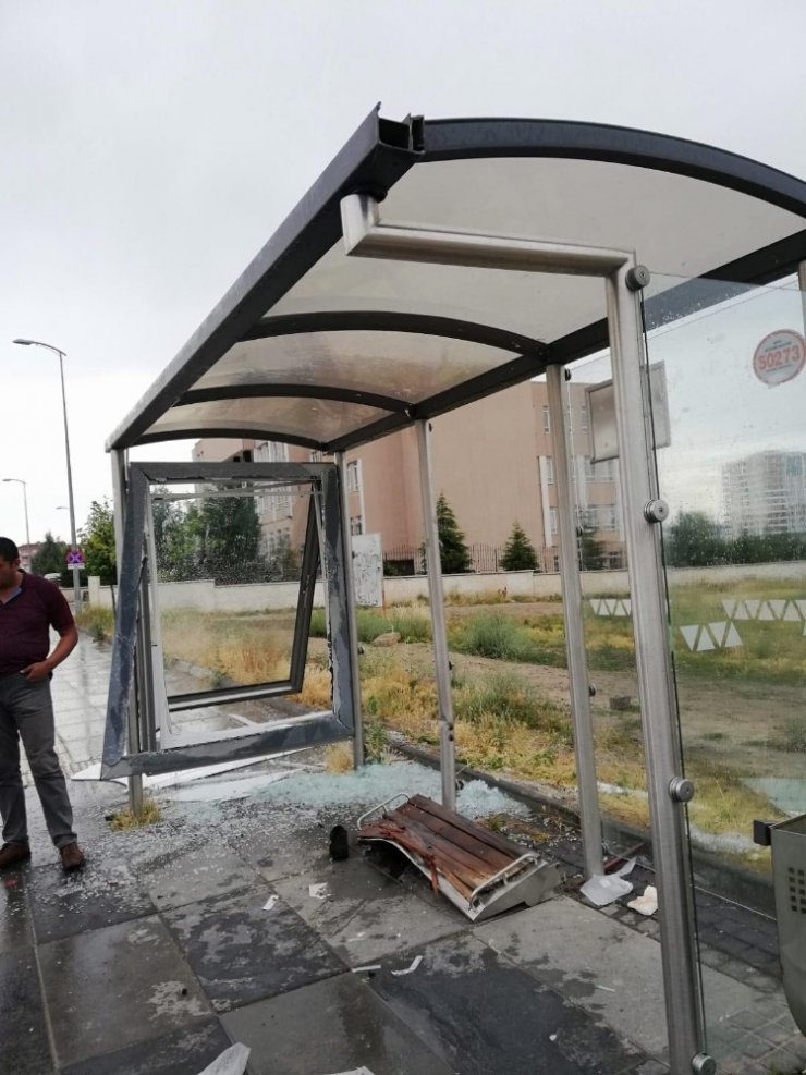 Ankara’da otomobil durağa daldı: 3 yaralı