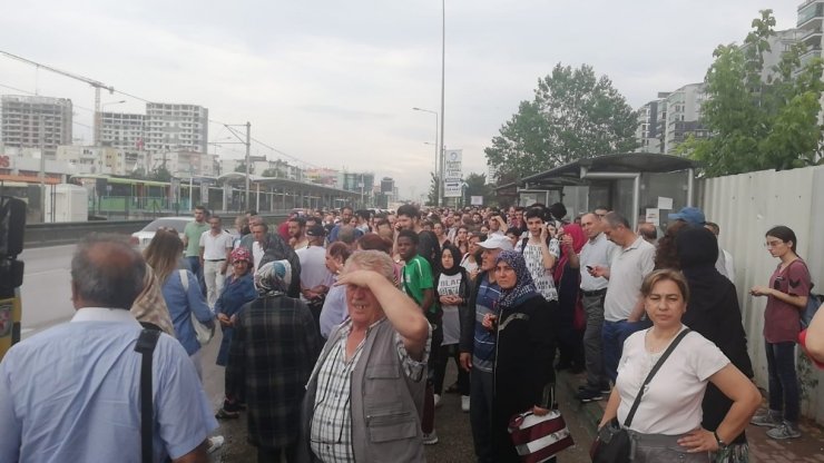Bursa’da metroya yıldırım düştü