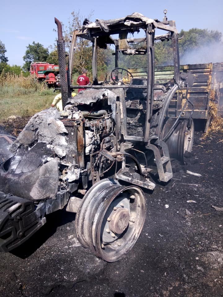 Saman yüklü traktör yandı