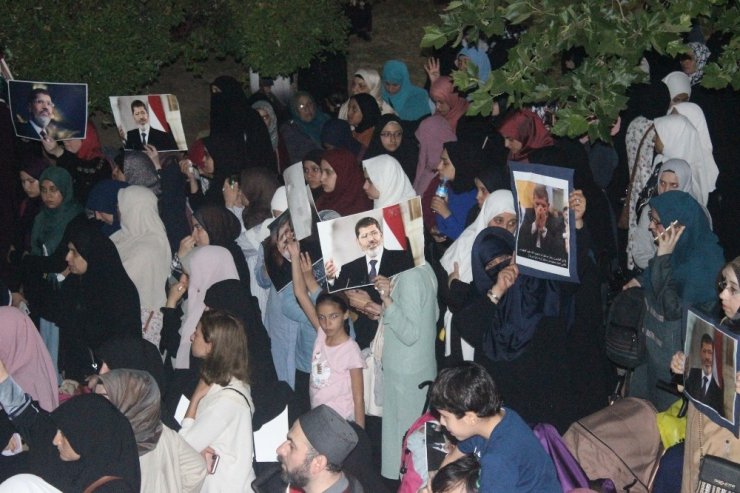 Beşiktaş’taki Mısır konsolosluğu önünde Mursi için gıyabi cenaze namazı
