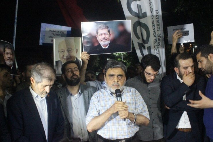 Beşiktaş’taki Mısır konsolosluğu önünde Mursi için gıyabi cenaze namazı