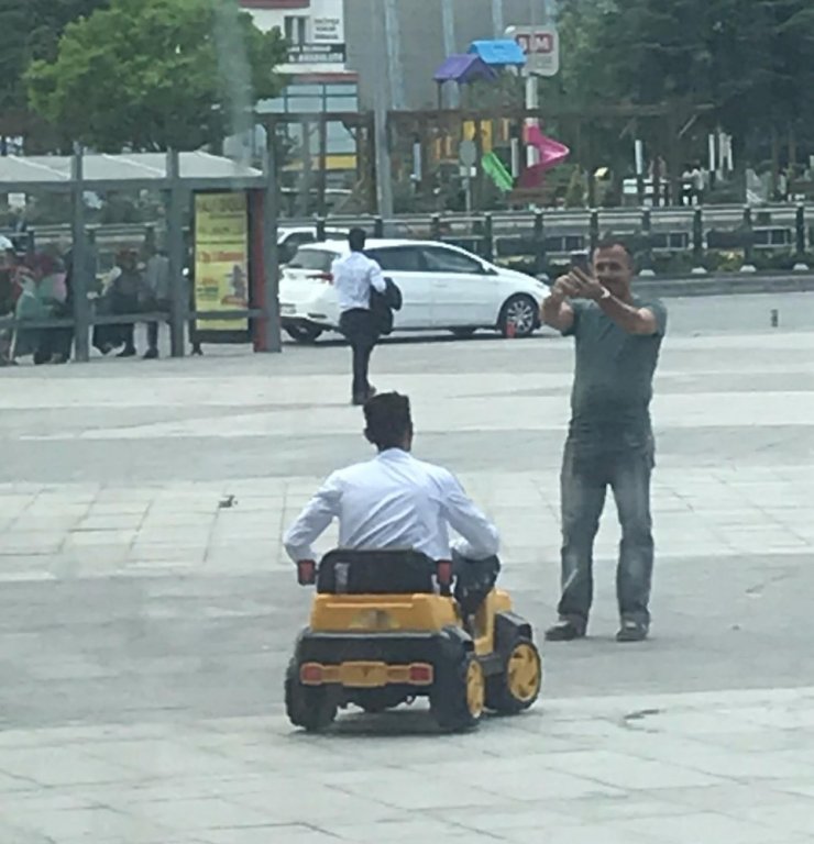 Avukat duruşmada savunmasını akülü çocuk arabası ile yaptı