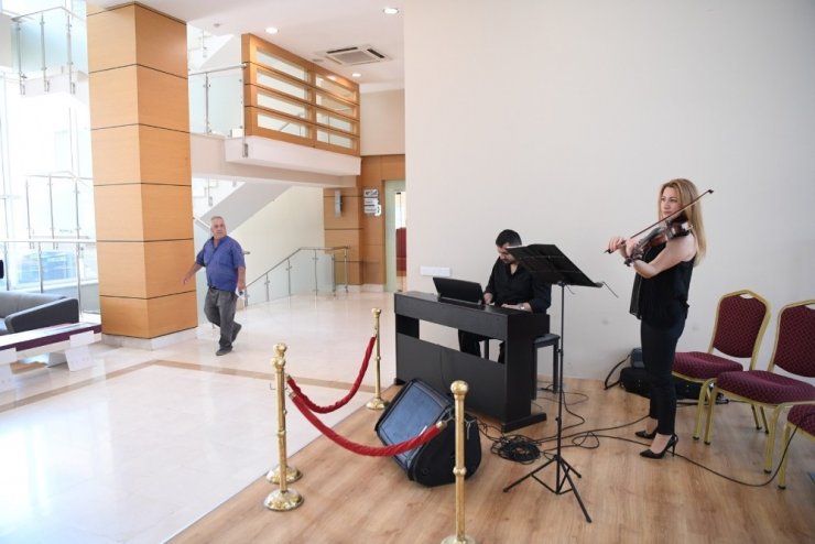 Konyaaltı Belediyesi misafirlerini klasik müzikle karşılıyor