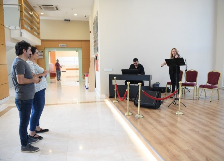 Konyaaltı Belediyesi misafirlerini klasik müzikle karşılıyor
