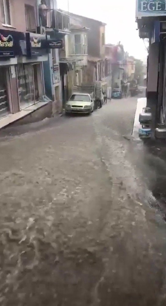 İzmir’de yağmur dakikalar içerisinde caddeleri göle çevirdi
