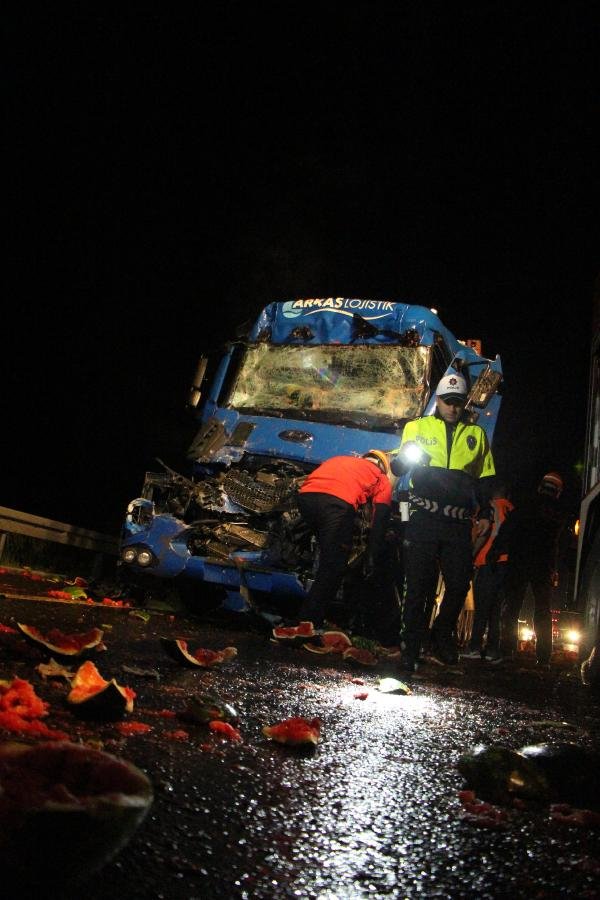 Bolu'da kamyona çarpan TIR'ın sürücüsü öldü