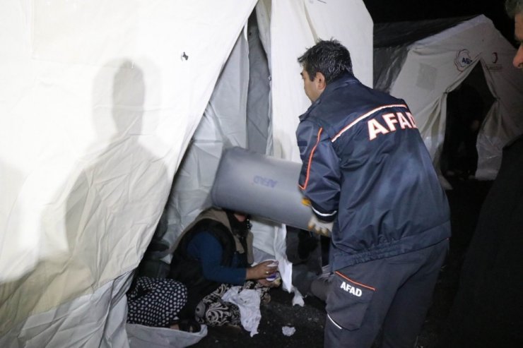 Kayseri’de çadırları sular altında kalan vatandaşların imdadına AFAD ve Kızılay yetişti