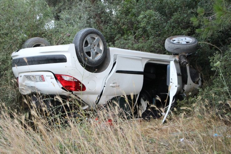 Antalya’da otomobil şarampole yuvarlandı: 3 yaralı