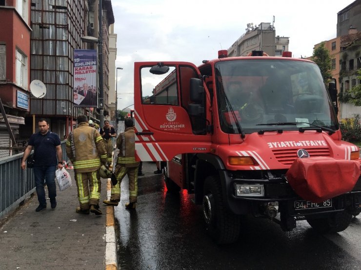Beyoğlu’ndaki yangında mahsur kalan 3 kadın itfaiye ekiplerince kurtarıldı
