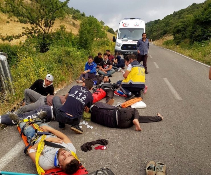 Hatay’da kaçak göçmen taşıyan kamyonet devrildi: 11 yaralı