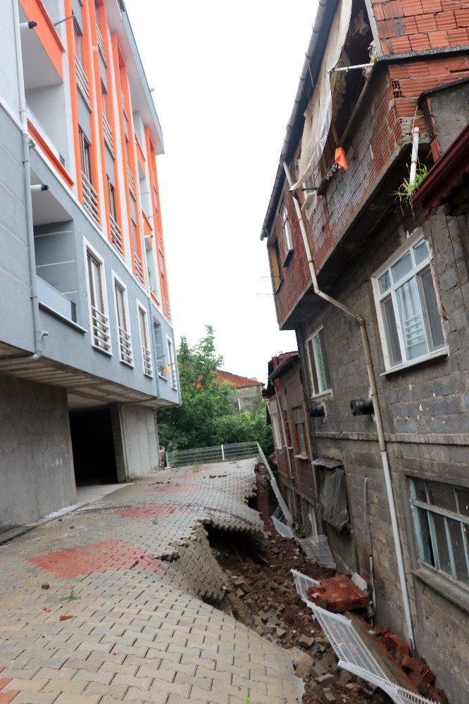 Aşırı yağmur sonucu binanın istinat duvarı çöktü, 23 hane boşaltıldı