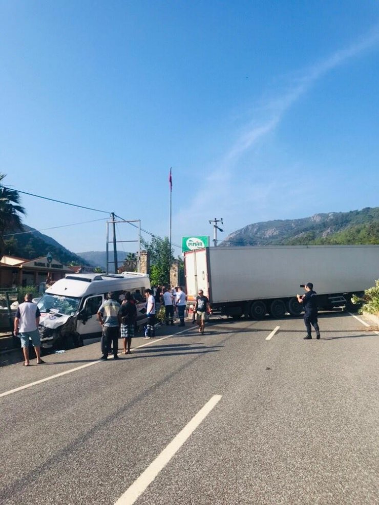 Marmaris’te turistleri taşıyan araç kaza yaptı: 17 yaralı