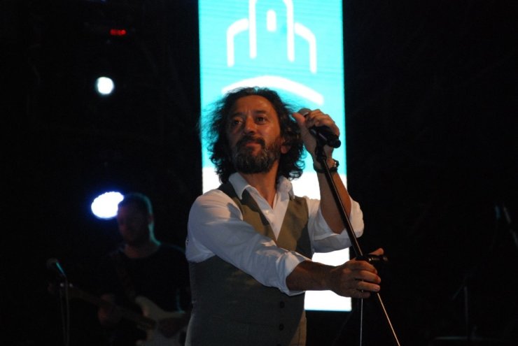 Mehmetçiğe destek olduğu için konseri iptal edilen Fettah Can Silifkelilerle buluştu