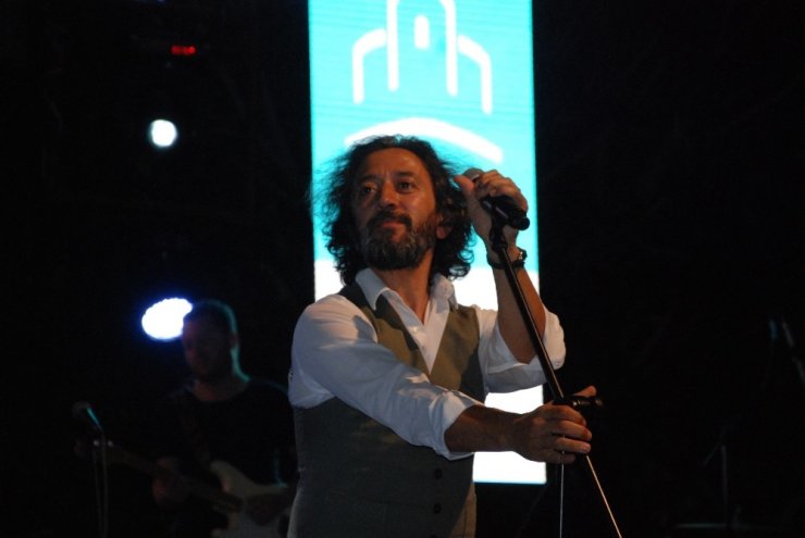 Mehmetçiğe destek olduğu için konseri iptal edilen Fettah Can Silifkelilerle buluştu