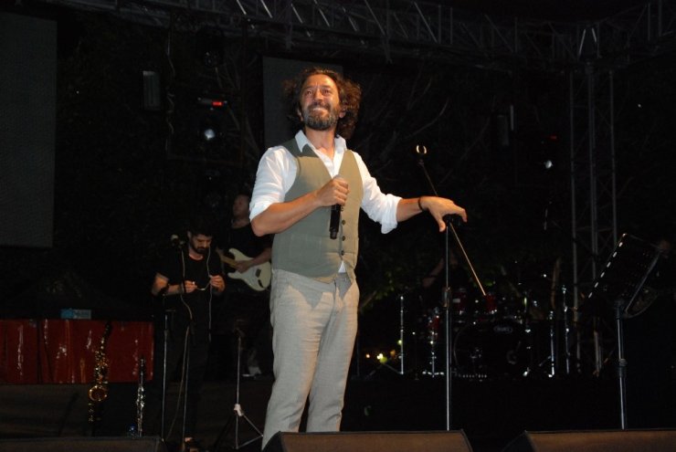 Mehmetçiğe destek olduğu için konseri iptal edilen Fettah Can Silifkelilerle buluştu