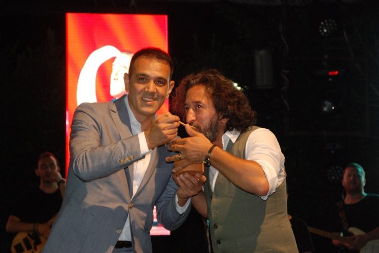 Mehmetçiğe destek olduğu için konseri iptal edilen Fettah Can Silifkelilerle buluştu