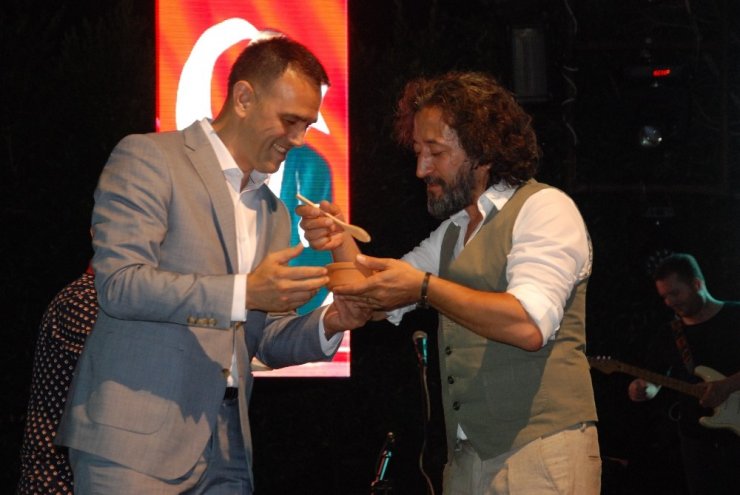 Mehmetçiğe destek olduğu için konseri iptal edilen Fettah Can Silifkelilerle buluştu