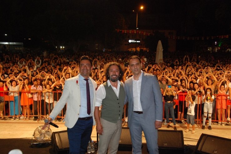 Mehmetçiğe destek olduğu için konseri iptal edilen Fettah Can Silifkelilerle buluştu