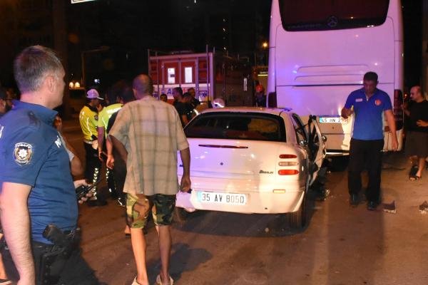 Otomobil park halindeki otobüse çarptı: 4 yaralı