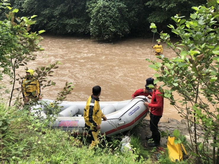 Trabzon Araklı’daki selde kaybolan 3 kişi aranıyor