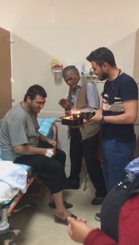 Acil servis ekibinden engelli gence doğum günü sürprizi
