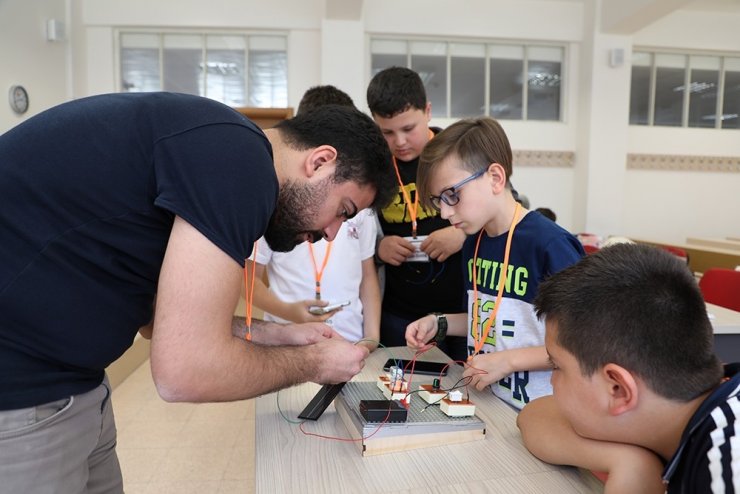 Ortaokul öğrencilerinden ‘Ben De Kendi Robotumu Kodluyorum’ projesi